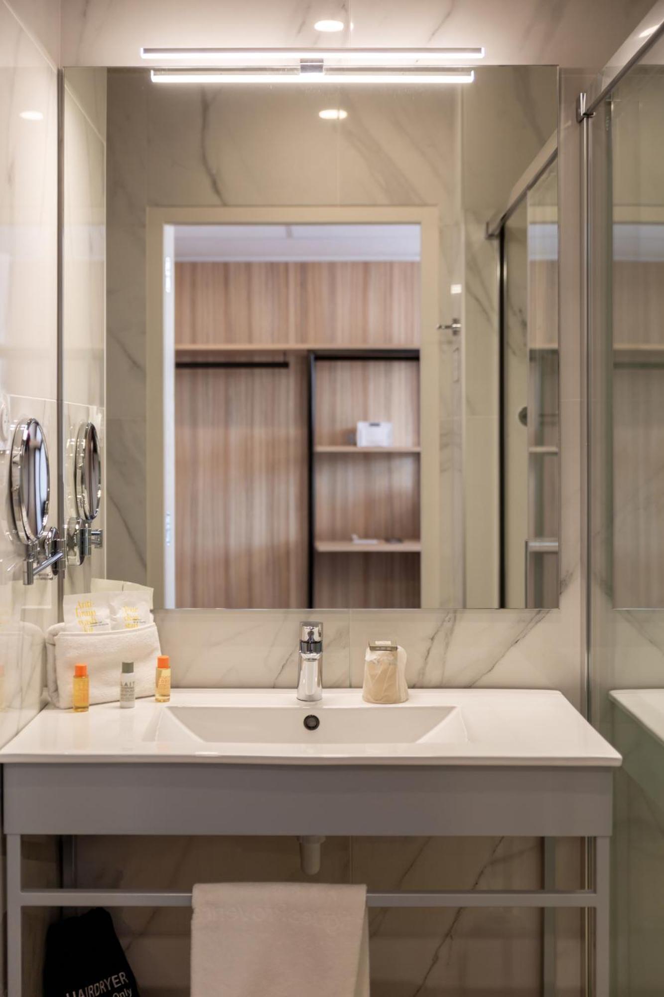 Golden Tulip Hotel & Rooftop Martigues Provence 客房 照片